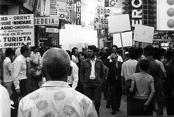 10.  Manifestao de Fred Forest, O branco invade a cidade, sob o regime da junta militar, que valer sua priso pela polcia militar, So Paulo, 1973. 