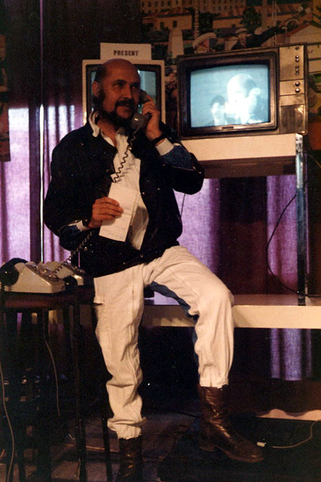48. Je compte (Eu conto), Lille, 26 de abril de 1984. Criao utilizando simultaneamente em tempo real, a TV regional, a rdio, o telefone, o espao da Maison de jovens trabalhadores.
